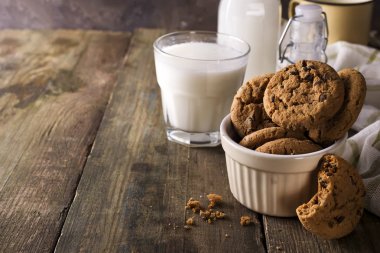 taze sağlıklı süt ve kurabiye rustik ahşap arka plan üzerinde,