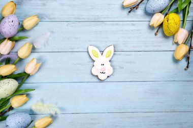 Mutlu Paskalya renkli kurabiye bunny ahşap mavi arka plan üzerinde.