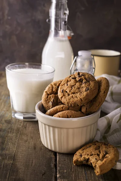 Verse gezonde melk en koekjes op een rustieke houten achtergrond, — Stockfoto