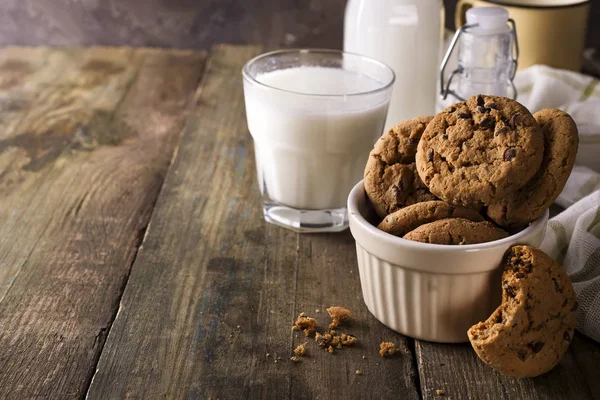 Verse gezonde melk en koekjes op een rustieke houten achtergrond, — Stockfoto