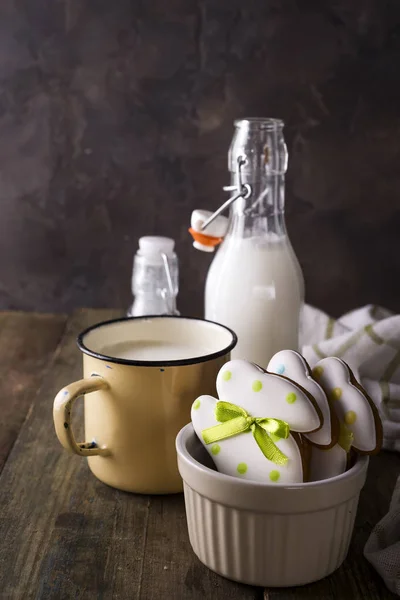 Konijn vormige Pasen cookies met melk. Versierd met fondant suikerglazuur. — Stockfoto