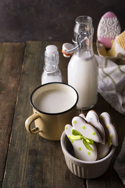 Osterkekse in Hasenform mit Milch. mit Fondant-Zuckerguss verziert. — Stockfoto