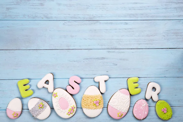 Snoepjes voor vieren Pasen. Peperkoek in vorm van paaseieren en brief Pasen. — Stockfoto