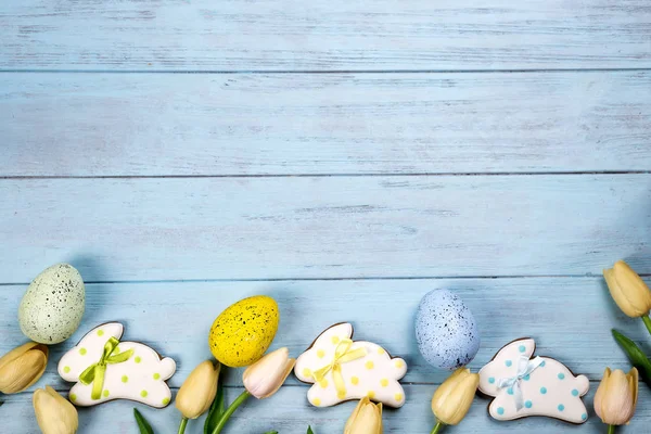 Süßigkeiten zum Osterfest. Lebkuchen in Form von Osterhasen, bunten Eiern und Tulpen — Stockfoto