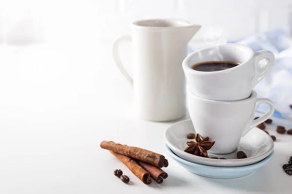 Kaffe kopp och bönor på en vit bakgrund. — Stockfoto