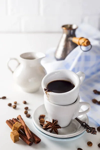 Cup op een kopje met espresso koffie op een witte achtergrond — Stockfoto