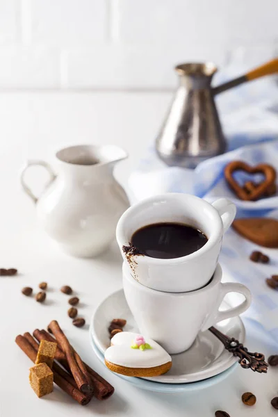 Koffiekopje en bonen op een witte achtergrond. — Stockfoto