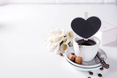 Beyaz bir arka plan üzerinde kahverengi şeker ile bir daire üzerinde siyah kahve