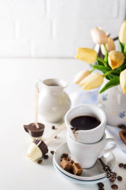 kahve ile beyaz arka plan üzerinde izole Sarı laleler.