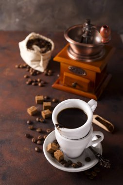 Sıcak kahve kahve çekirdekleri, Kahve değirmeni ve kahve çekirdekleri çanta buğulaması Kupası