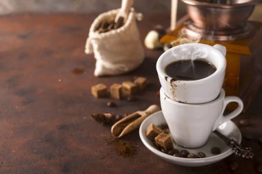 Sıcak kahve kahve çekirdekleri, Kahve değirmeni ve kahve çekirdekleri çanta buğulaması Kupası