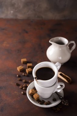 karanlık bir arka plan üzerinde kahve espresso ile bir fincan Cup