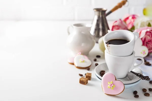 Taza de café y frijoles sobre un fondo blanco. — Foto de Stock