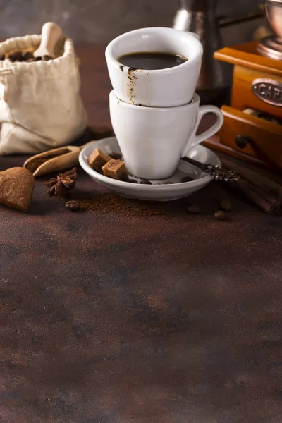 Kopje warme koffie met koffiebonen, koffiemolen en koffiebonen tas stomen — Stockfoto