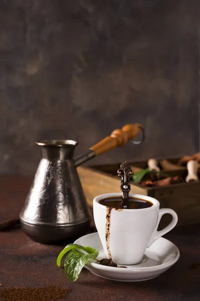 컵 커피 cooffee 콩, 돌 배경에 cezve 커피, 향미료, 곡물을 가진 나무 상자 — 스톡 사진