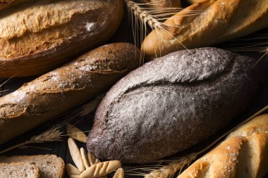 Tahtada taze ekmek ve buğday