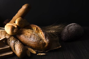 Taze ekmek somunları ve rulo çeşitli seçim