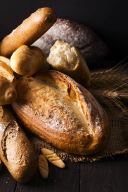 Taze ekmek somunları ve rulo çeşitli seçim