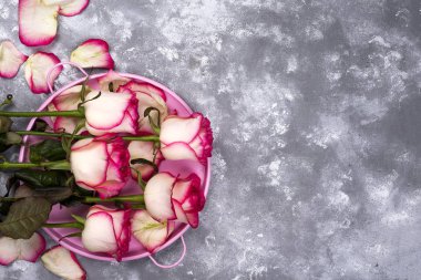 Kırmızı beyaz gül çiçek buketi pembe hediye kutusu taş tablo ile.