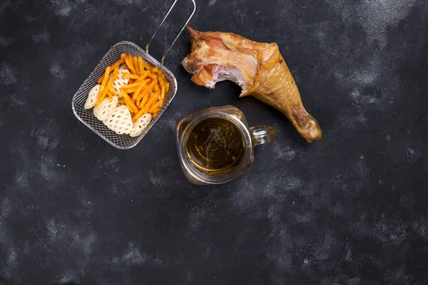 cam bira ve aperatifler ve Füme tavuk uyluk çevresinde