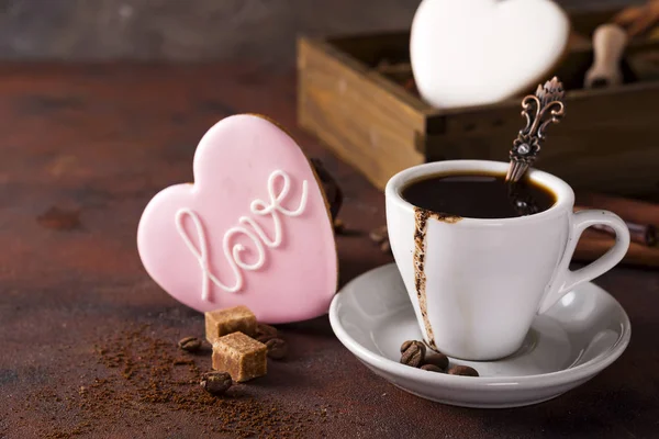 Xícara de café com grãos de cacau, caixa de madeira com grãos de café e especiarias, biscoitos em um fundo de pedra — Fotografia de Stock