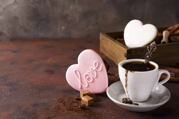 Šálek kávy s cooffee fazole, dřevěný box s zrna kávy a koření, soubory cookie na kamenné pozadí — Stock fotografie