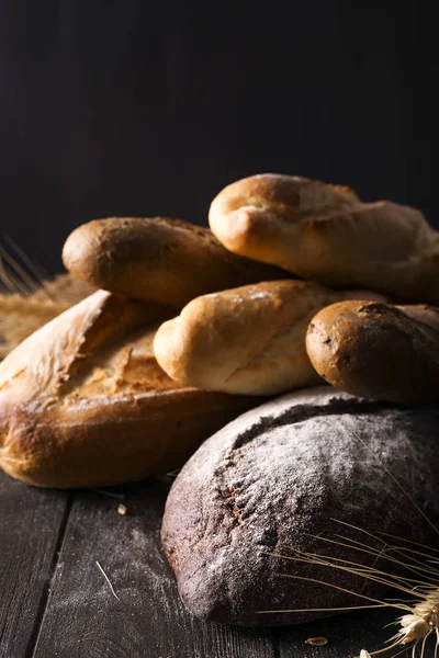 Taze ekmek somunları ve rulo çeşitli seçim