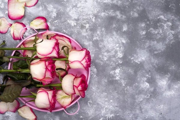 Kırmızı beyaz gül çiçek buketi pembe hediye kutusu taş tablo ile.