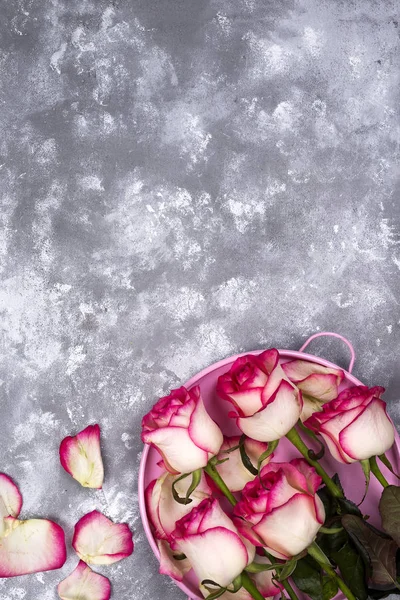 Kırmızı beyaz gül çiçek buketi pembe hediye kutusu taş tablo ile. — Stok fotoğraf