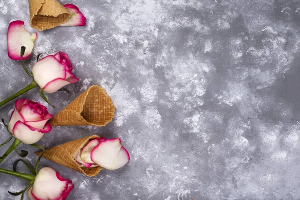 Dondurma waffle taş zemin üzerine gül buketleri ile kompozisyon — Stok fotoğraf