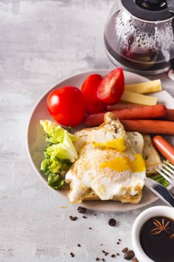 Kahvaltı sandviç sosis ve domates