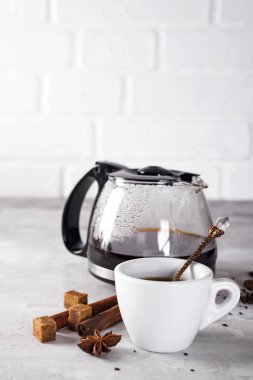 sıcak kahve ile kahvaltı için cam çaydanlık.