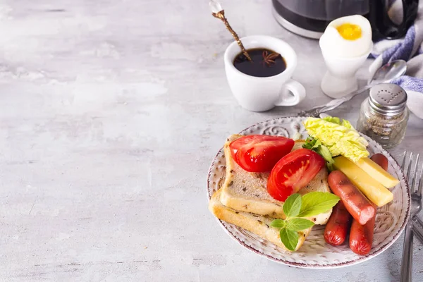 English breakfast. Fried eggs, sausages, toasts, tomatoes on stone table. — Stock Photo, Image