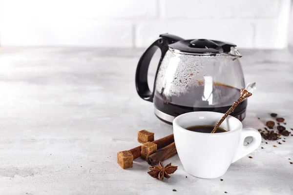 Tasse de café chaud avec théière en verre pour le petit déjeuner . — Photo