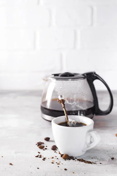 杯热咖啡用玻璃茶壶做早餐. — 图库照片