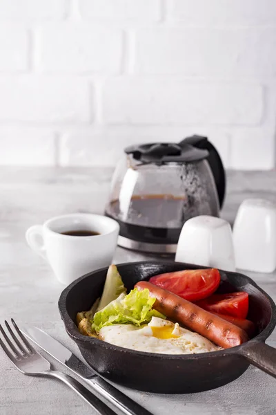 계란, 토스트, 소시지, 야채, 블랙 커피와 직접 만든 맛 있는 미국식 아침 식사 — 스톡 사진