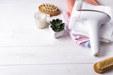 Banyo aksesuarları beyaz arka plan üzerinde modern lazer Epilatör.