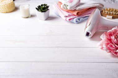 Banyo aksesuarları beyaz arka plan üzerinde modern lazer Epilatör.