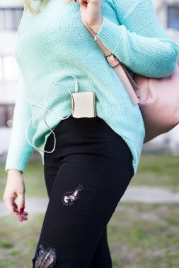 Closeup smartphone cep telefonu ile arka cebinde bir womans kot pantolon,