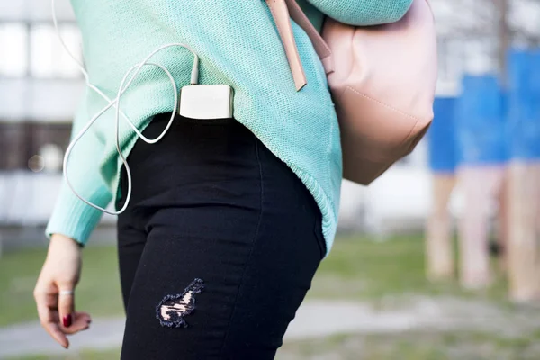 Крупный план смартфона в заднем кармане женских джинсов , — стоковое фото