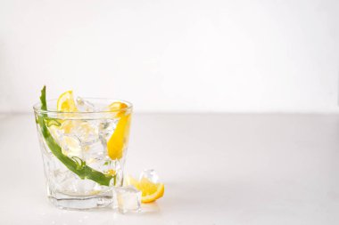 taze aloe vera yaprakları ve aloe vera suyu cam beyaz arka plan üzerinde