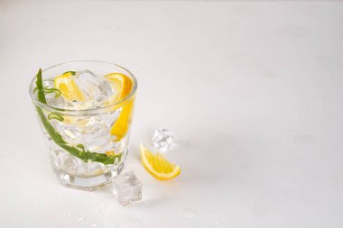 taze aloe vera yaprakları ve aloe vera suyu cam beyaz arka plan üzerinde