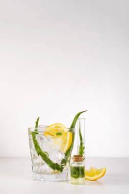 taze aloe vera yaprakları ve aloe vera suyu cam beyaz arka plan üzerinde