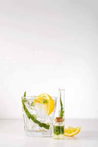 Fresh aloe vera leaves and aloe vera juice in glass on white background — Stock Photo, Image