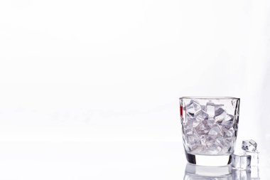 buz küpleri ve beyaz arka plan üzerinde kopya alanı uzun cam