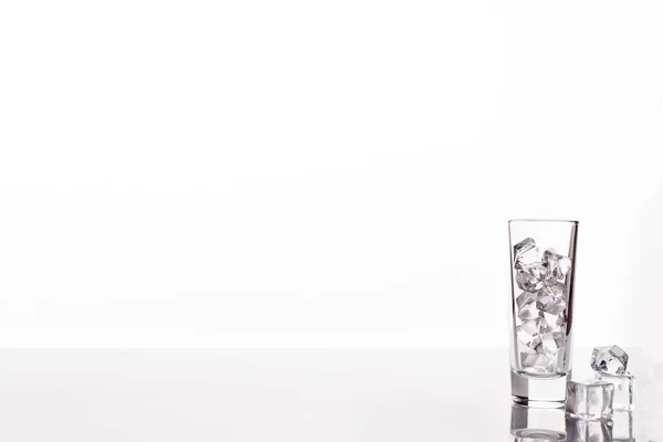Langes Glas Mit Eiswürfeln Und Kopierraum Auf Weißem Hintergrund — Stockfoto