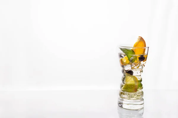 Baixo Ângulo Close Gelo Frio Moderno Gourmet Artesanato Cocktail Gin — Fotografia de Stock