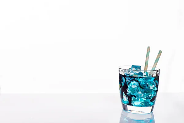 Pramenila Koktejlové Sklenice Modrým Alkoholický Nápoj Close Izolované Bílém Šablona — Stock fotografie
