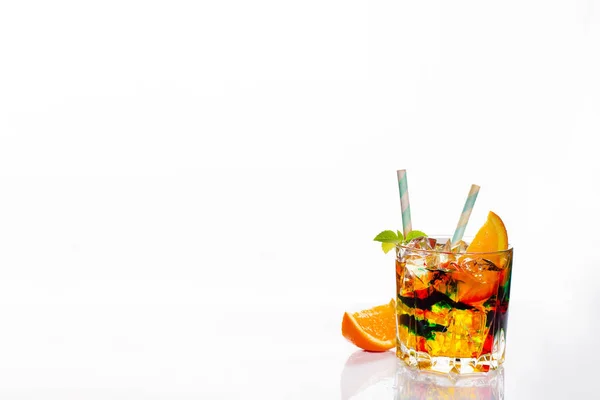 カラフルなカクテル カクテル コピー スペースで白い背景にエレガントなメガネ 柑橘類 アルコール飲料を添えて — ストック写真