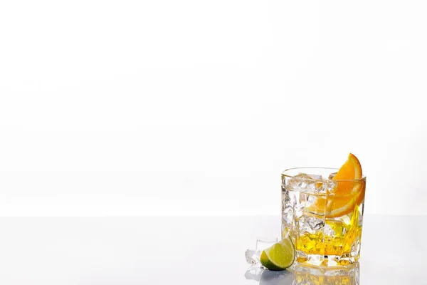 Mojito Cocktail Rafraîchissant Avec Glace Dans Des Verres Élégants Sur — Photo